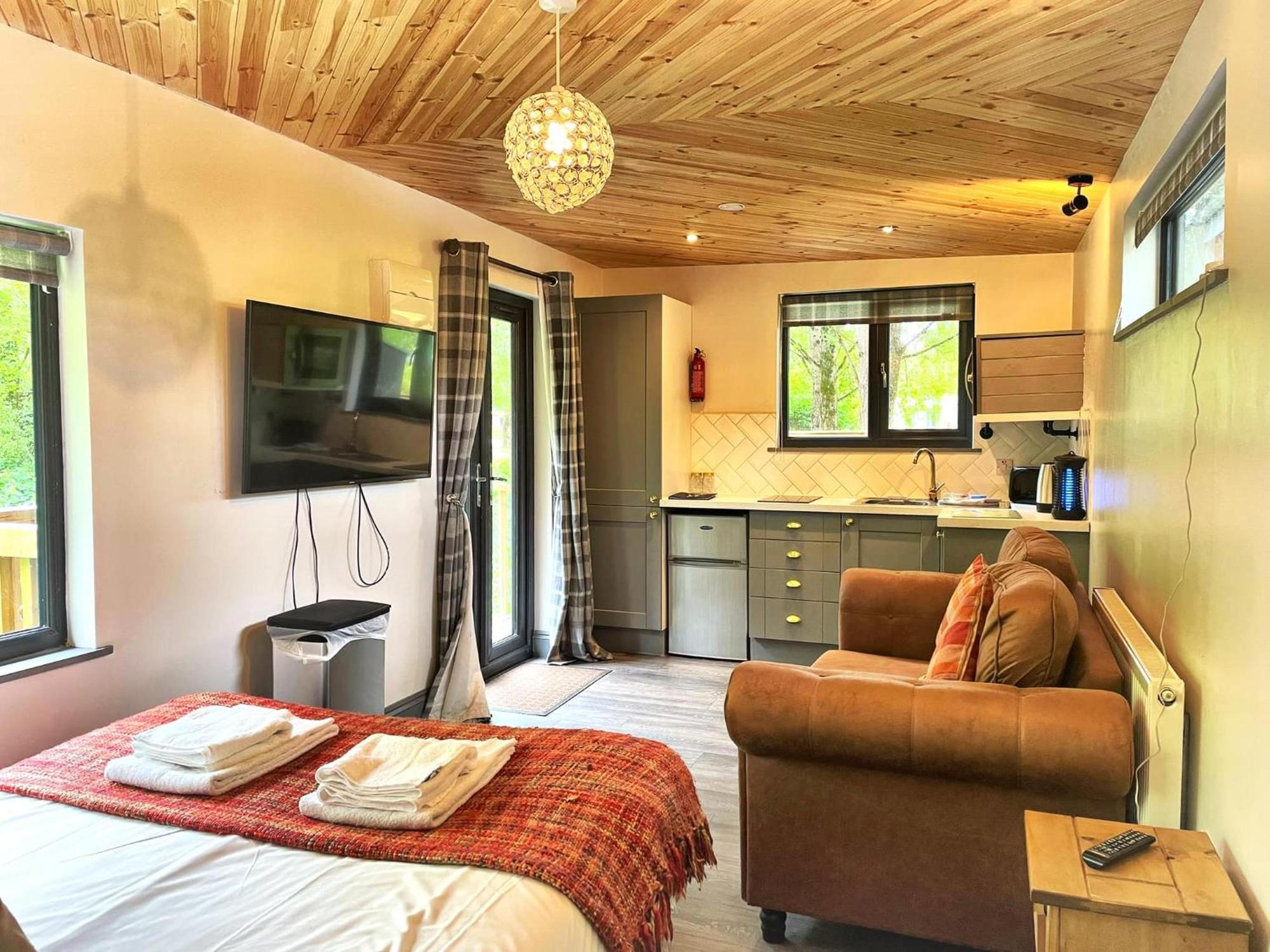 Arc Pod-hottub-huntersmoon-warminster-bath Apartment